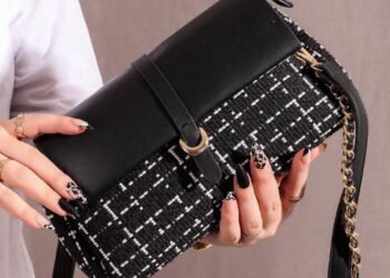 لمسه للشنط الحريمى